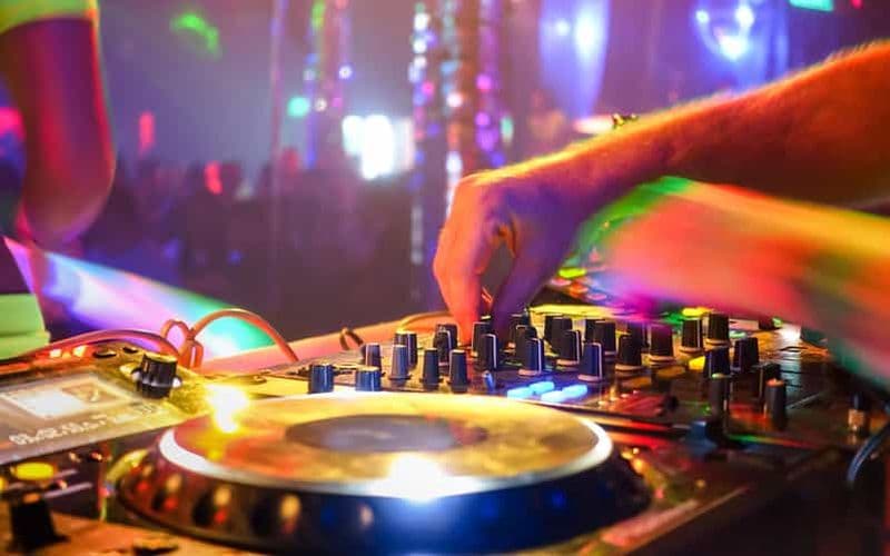 Apprendre a mixer avec un DJ professionnel a Ibiza