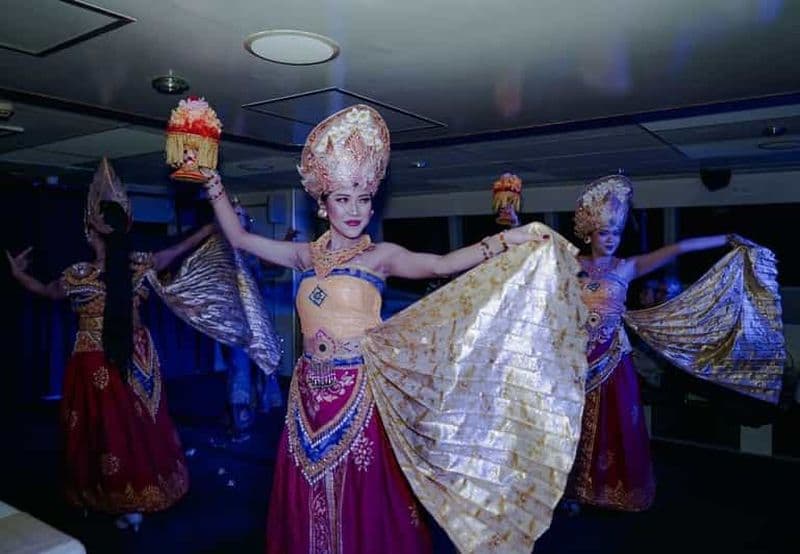 Benoa Bali : Dîner-croisière au coucher du soleil avec spectacle et musique live