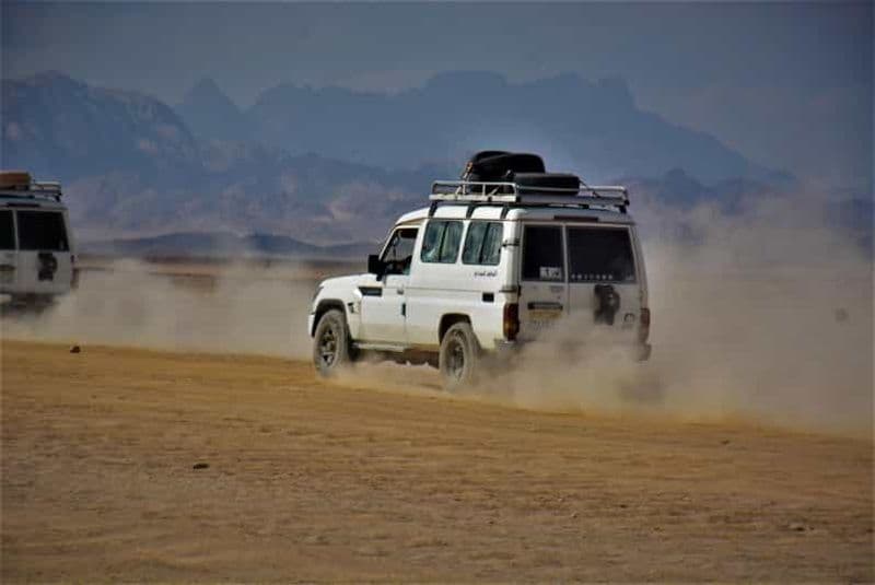 Hurghada : Safari en jeep avec balade à dos de chameau, dîner et spectacle