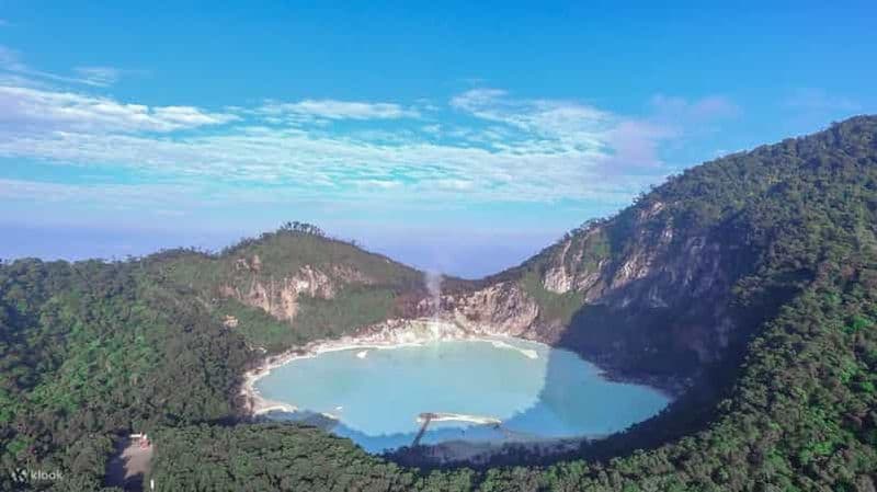 Jakarta : Cratère blanc du volcan, source d'eau chaude naturelle à l'ouest de Java