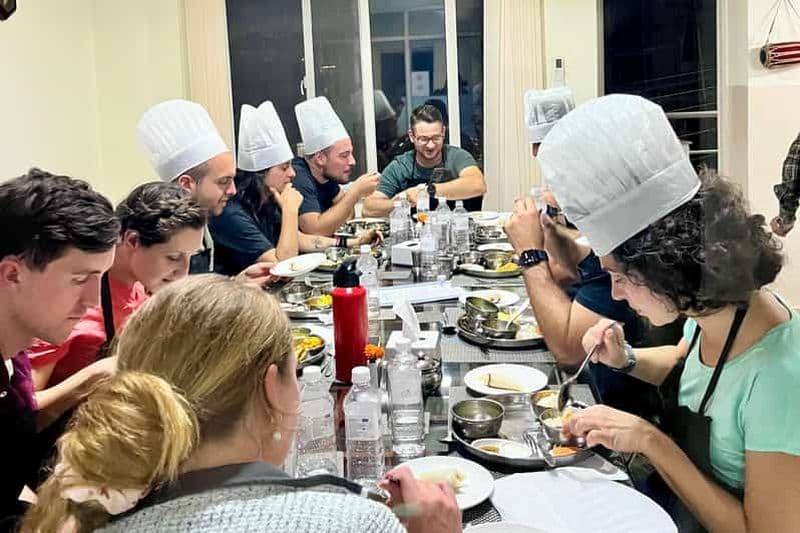 Billet Katmandou : cours de cuisine dirigé par des femmes et préparation de momos
