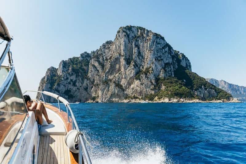 Billet Depuis Naples : excursion d'une journée en bateau à Capri avec déjeuner léger et boissons