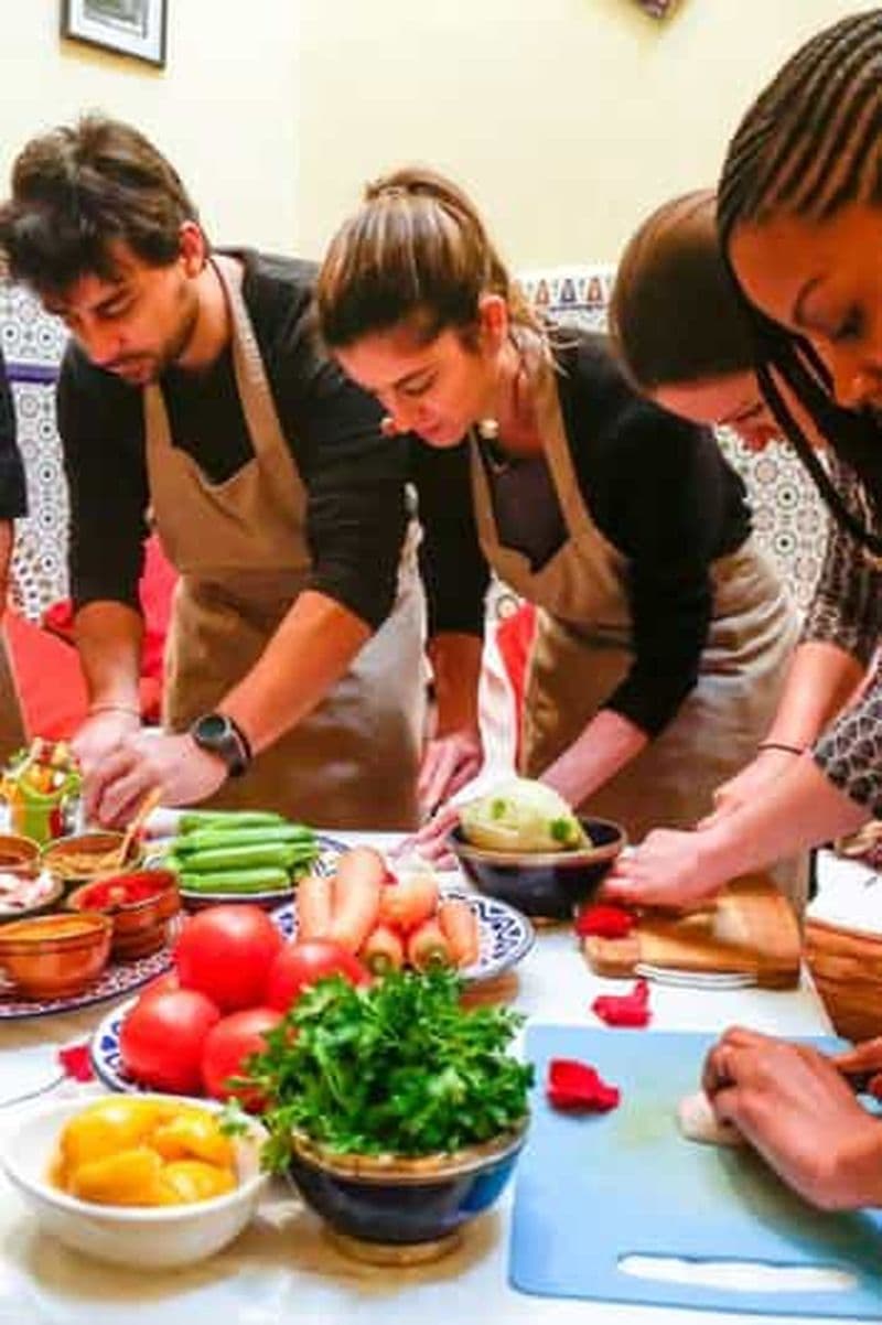 Cours de cuisine marocaine avec un chef local à Marrakech