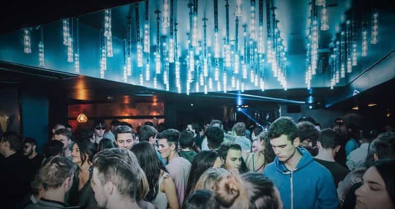 Edinburgh: Electric Mile Pub Crawl with Free Shots