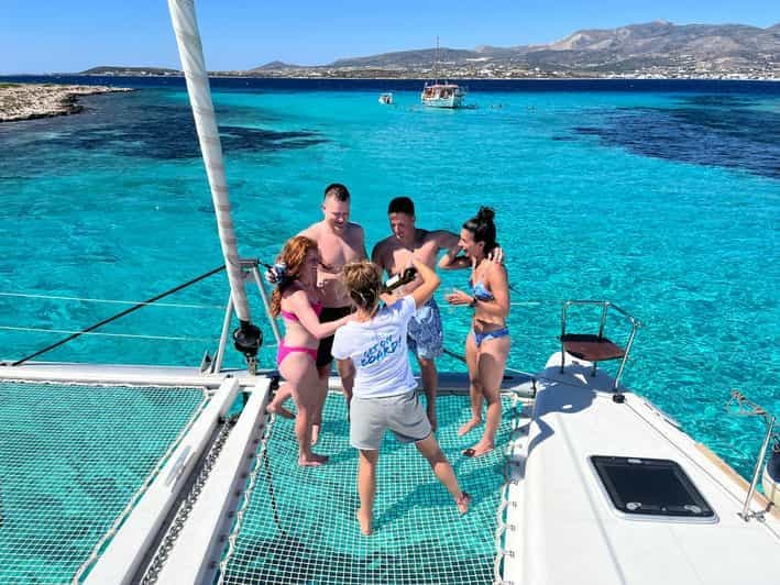 Paros : Croisière en catamaran avec baignade, repas et boissons