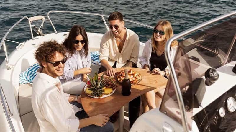 Polignano a Mare en bateau : grottes marines et apéritif des Pouilles