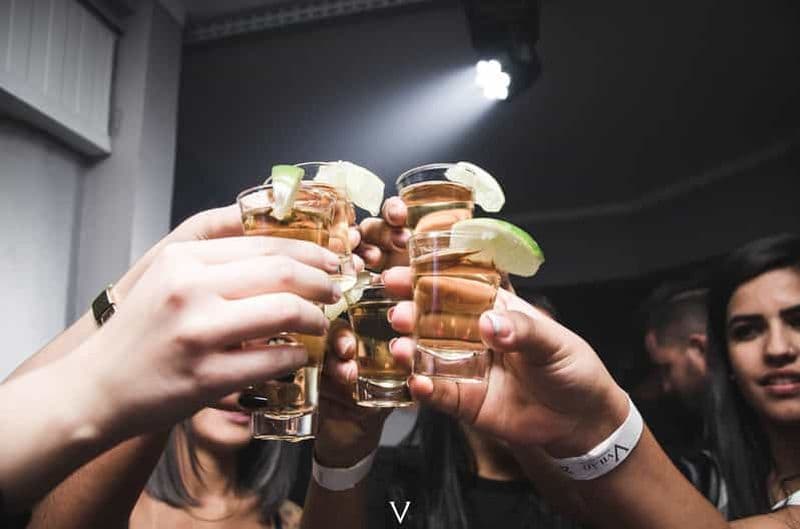 Billet Berlin : tournée des bars nocturne - 4 lieux, shots et entrée en boîte de nuit