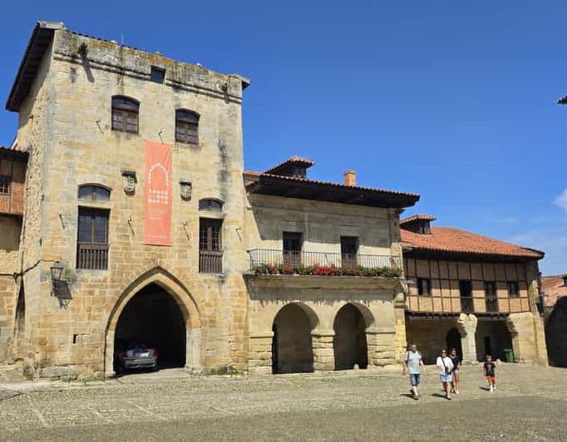 Billet Santillana del Mar : visite privée exclusive avec l'église collégiale de Santa Juliana