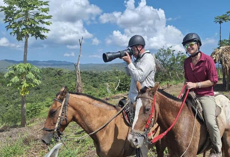 Randonnée pittoresque à cheval dans une réserve de montagne tropicale