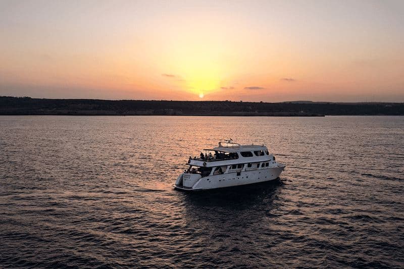 Billet Protaras : croisière de luxe au coucher du soleil avec toboggan, barbecue et 1 boisson