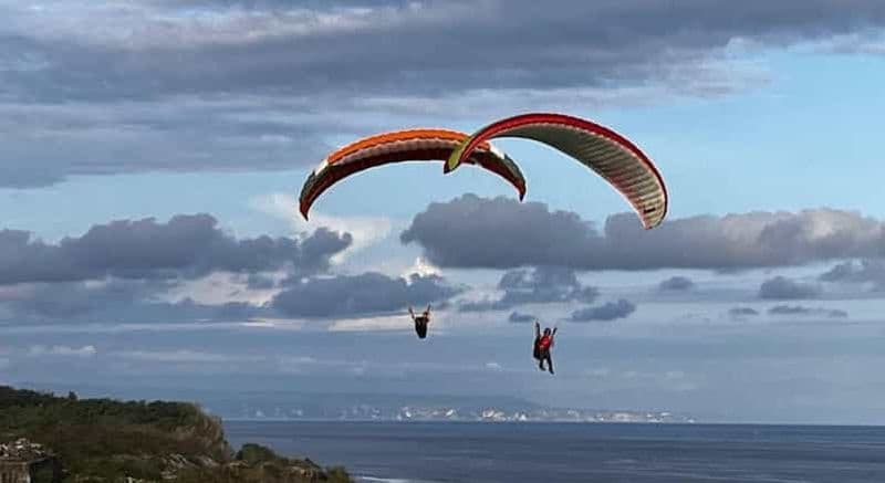 Bali : parapente à Timbis Beach et sports nautiques