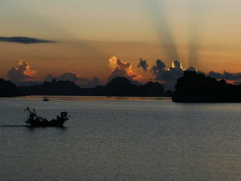 Coucher de soleil dans la baie de Lan Ha, excursion nocturne en kayak pour observer le plancton bioluminescent