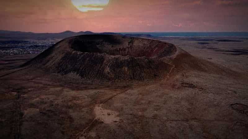Au départ de Fuerteventura : randonnée au coucher du soleil sur un volcan avec vue panoramique