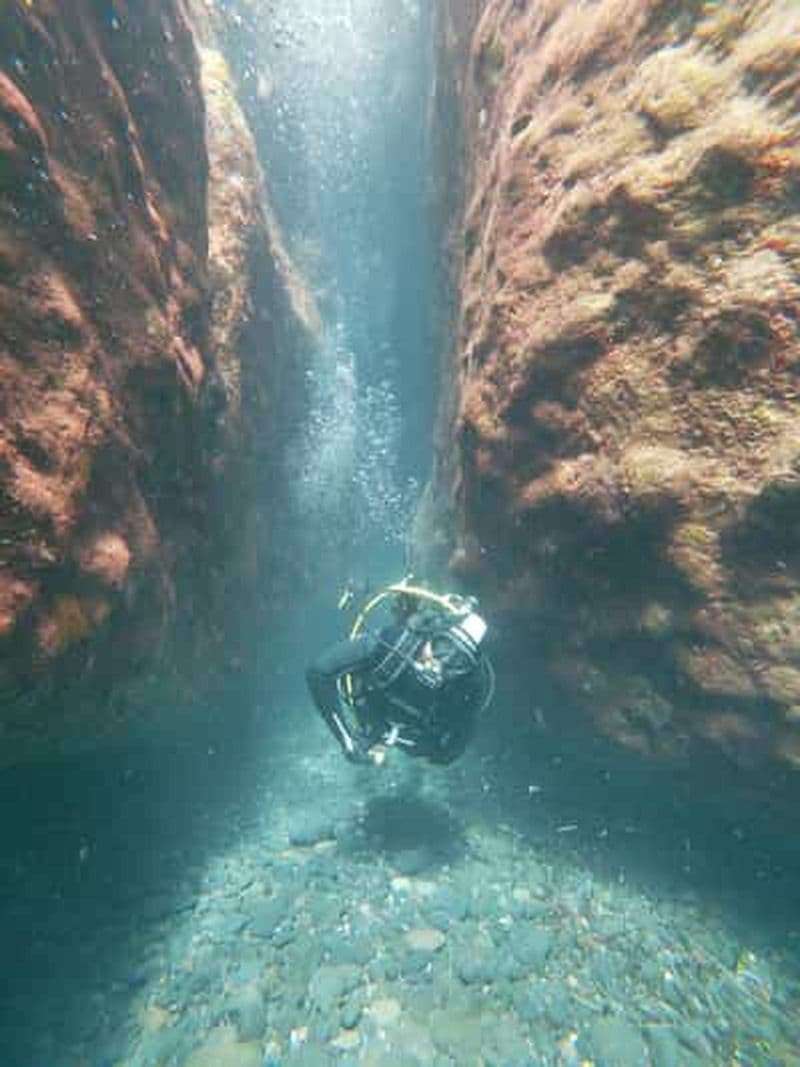Plongée sous-marine dans la caldeira volcanique et les rivages de Santorin
