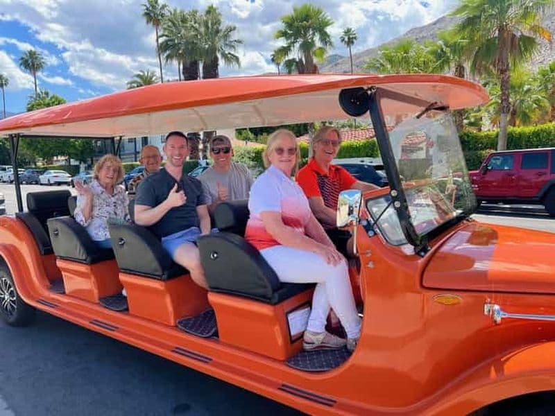 Visite de Palm Springs à bord d'une voiturette de golf ouverte pouvant accueillir 6 personnes.