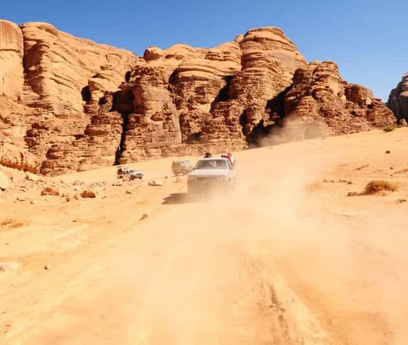 Aqaba : Transfert en voiture privée avec safari en jeep dans le Wadi Rum
