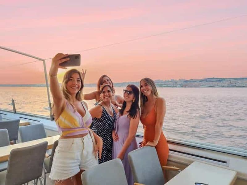 Lisbonne : Croisière sur le fleuve Tejo au coucher du soleil avec boisson de bienvenue