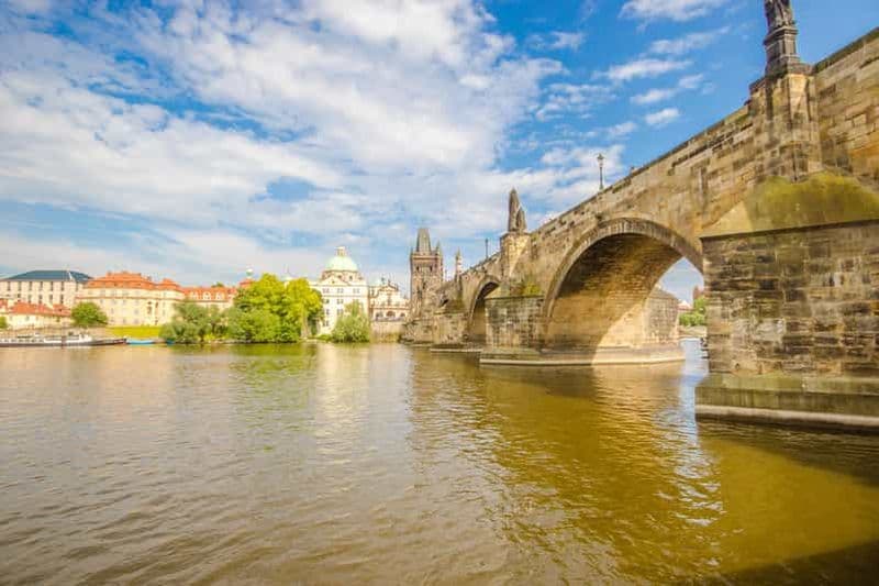 Billet Prague : visite guidée en bus et à pied avec croisière fluviale et déjeuner