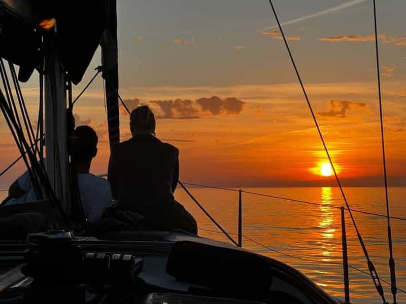 Marbella : Excursion en voilier au coucher du soleil avec boissons et collations