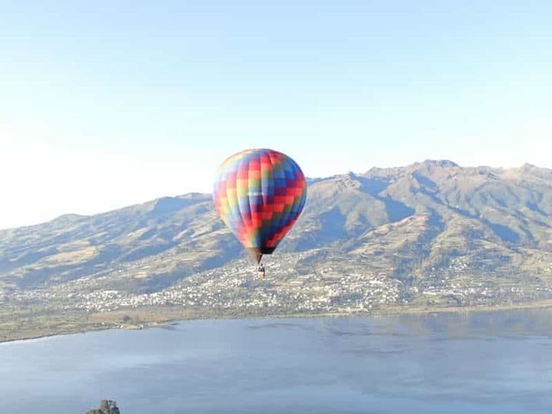 Otavalo : vol en montgolfière au lever du soleil au-dessus de Lago San Pablo