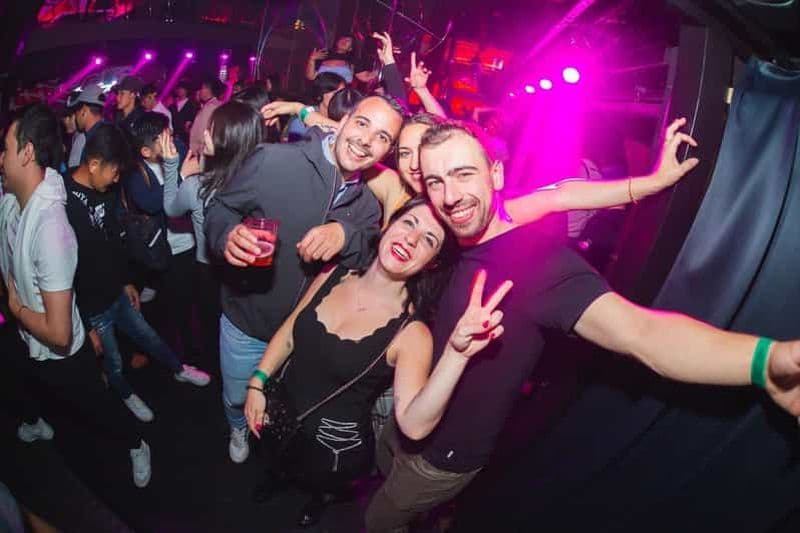 Osaka : billet CHEVAL avec boissons à volonté et VIP (pour les étrangers)