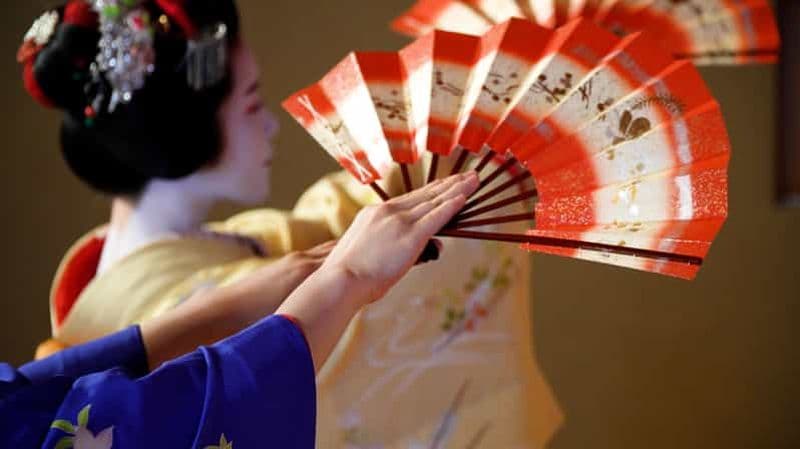 Maiko sur la scène de théâtre Nô — Danse accompagnée au shamisen par Jikata