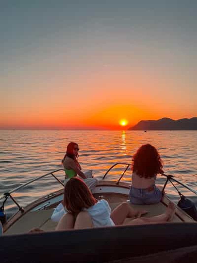 Billet Depuis Manarola : Tour en bateau privé au coucher du soleil dans les Cinque Terre