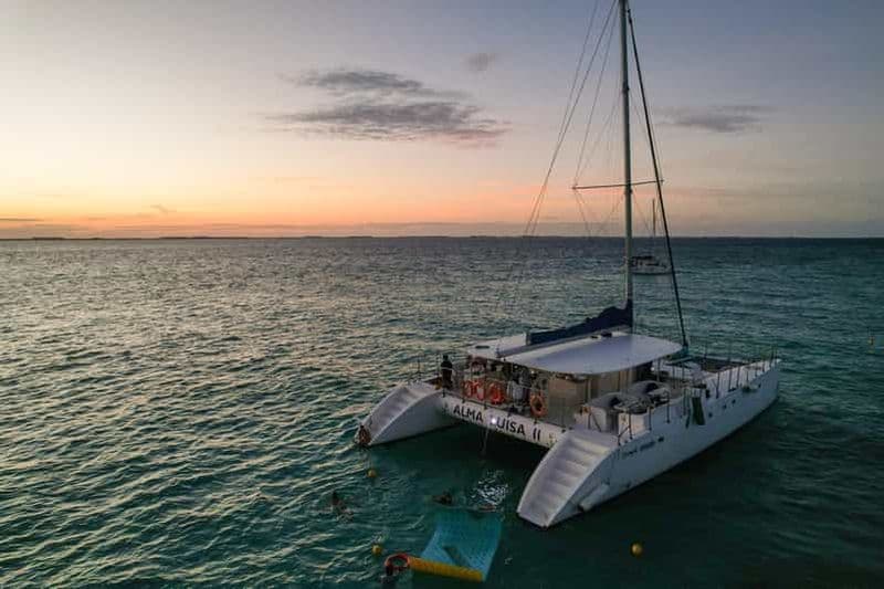 Billet Depuis Cancún : croisière en catamaran au coucher du soleil sur Isla Mujeres