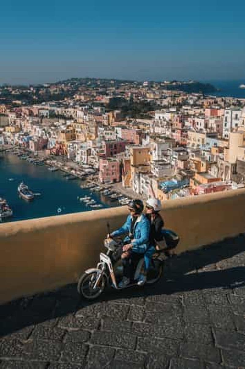 Billet Procida en scooter électrique : location à la journée avec services inclus