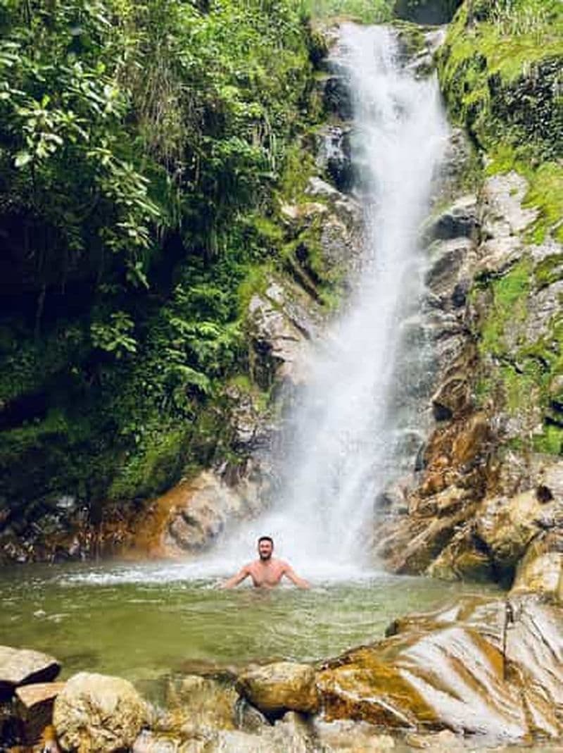 Medellín : Randonnée dans les chutes d'eau secrètes avec collation et café