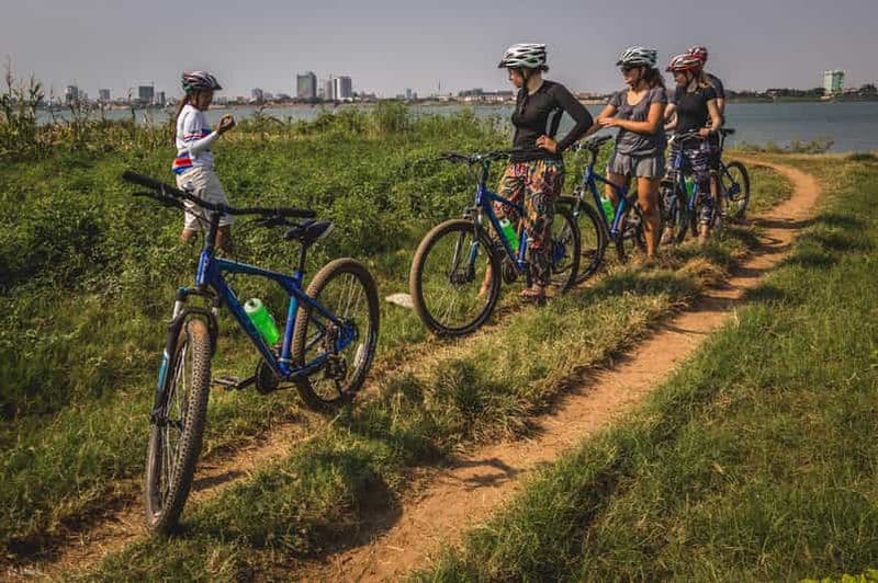 Billet Visite d'une demi-journée de l'île de la soie à Phnom Penh, en vélo, avec guide