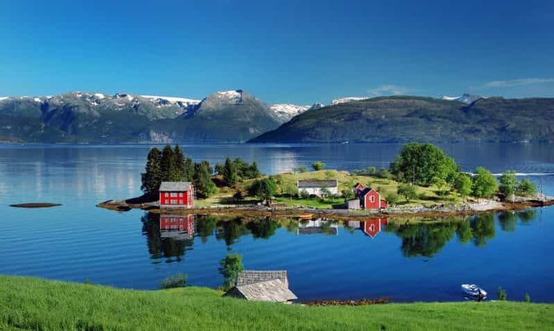 Billet Le pittoresque Hardangerfjord avec ses cascades, son jardin de ferme et son déjeuner