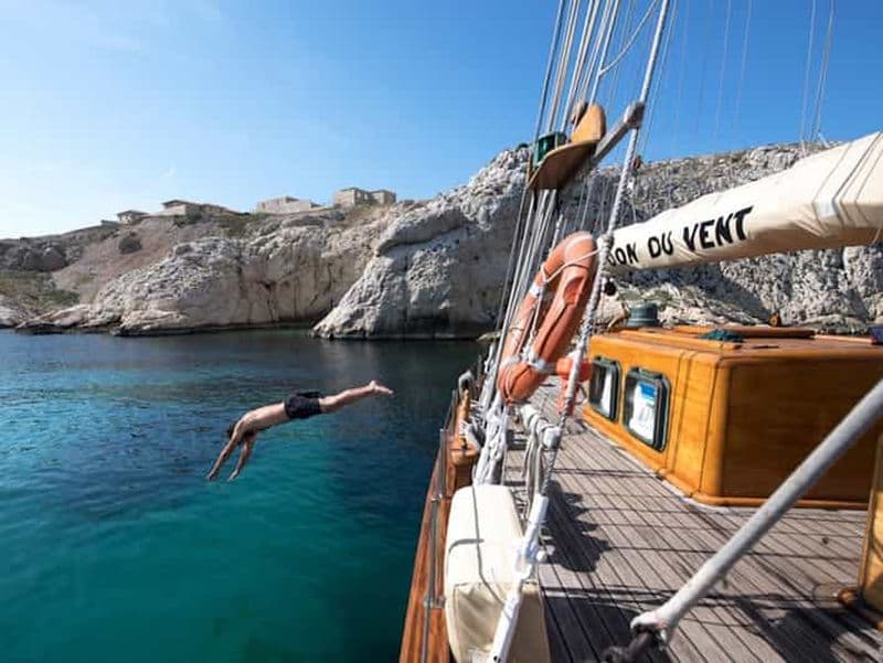 Billet Marseille : Excursion à la voile dans les Calanques avec déjeuner et vin