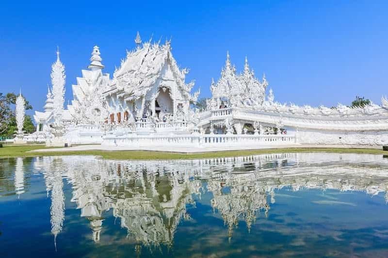 Les merveilles de Chiang Rai : les temples blanc, bleu et rouge, ainsi que la source chaude.