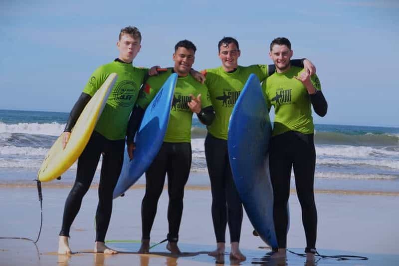 Cours de surf en petit groupe sur la plage de Falésia, avec douche chaude.