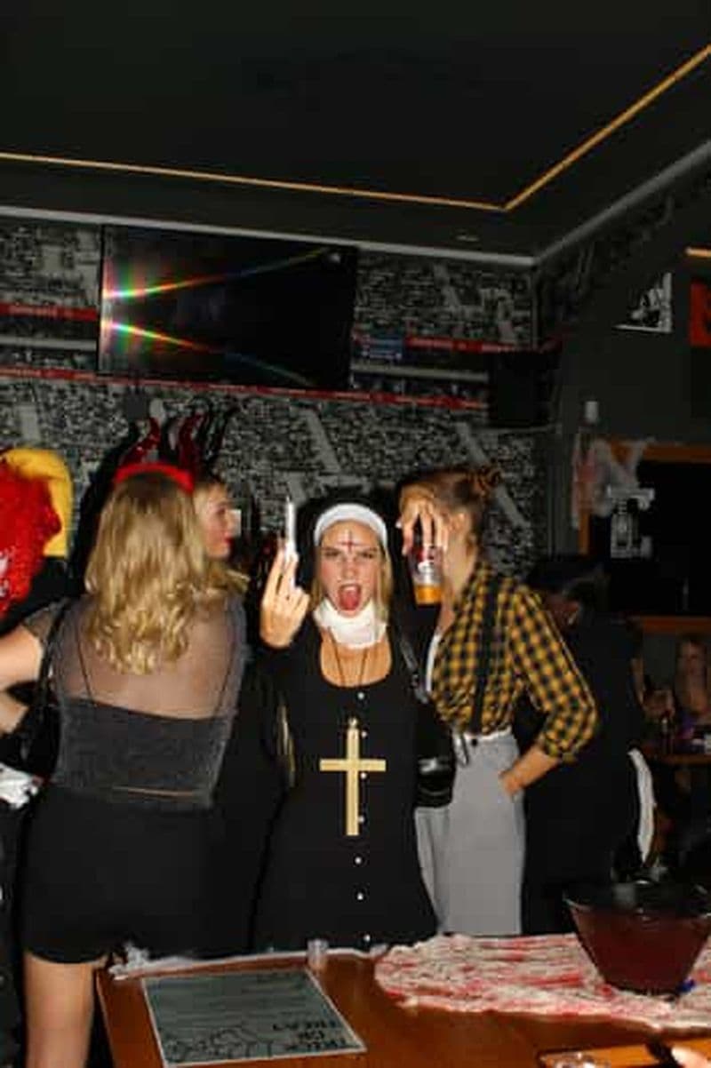 Halloween Pub Crawl à Porto : 7 boissons, jeux, entrée au club VIP