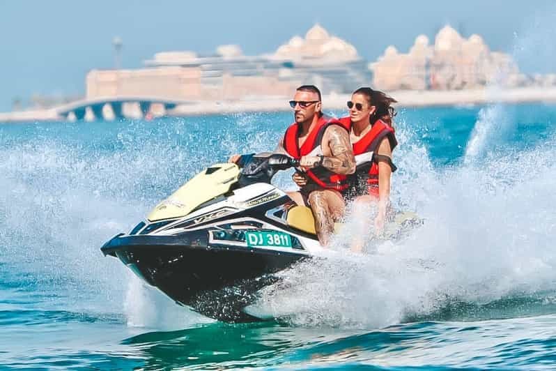 Billet Dubaï : Location de jet ski sur la plage de Jumeirah pour 2 personnes maximum