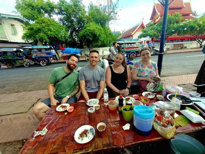 Luang Prabang : Visite gastronomique à pied et bénédiction d'un moine