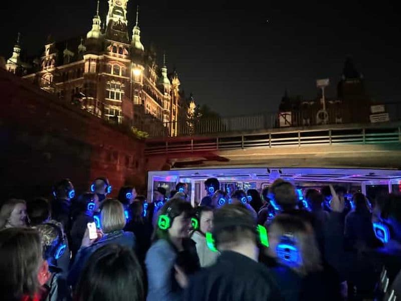 Hambourg : Soirée disco silencieuse à bord pour le 836e anniversaire du port de Hambourg