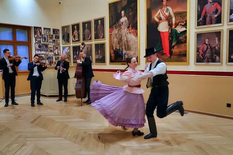 Billet Budapest : Spectacle folklorique en direct dans le quartier du château