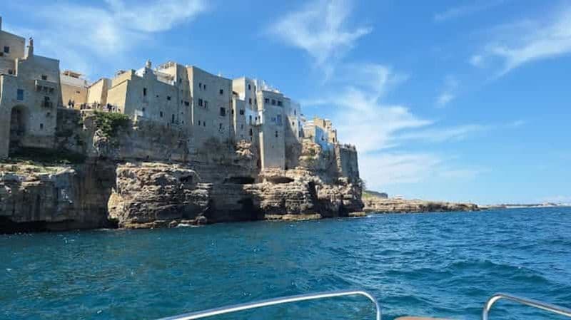 Billet Côte et grottes de Polignano : excursion en bateau, boissons, baignade, musique et divertissement.