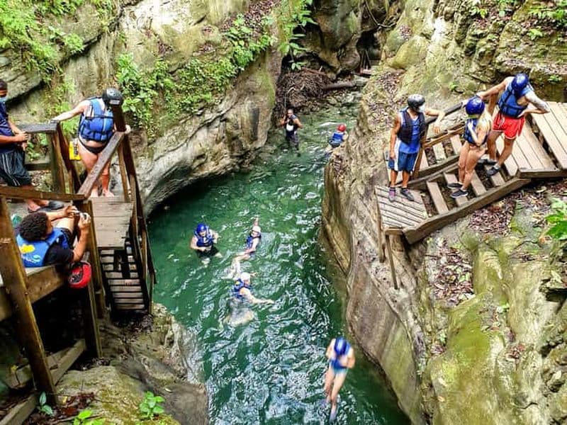 Puerto Plata : Canyoning aux chutes d'eau de Damajagua et cocktail