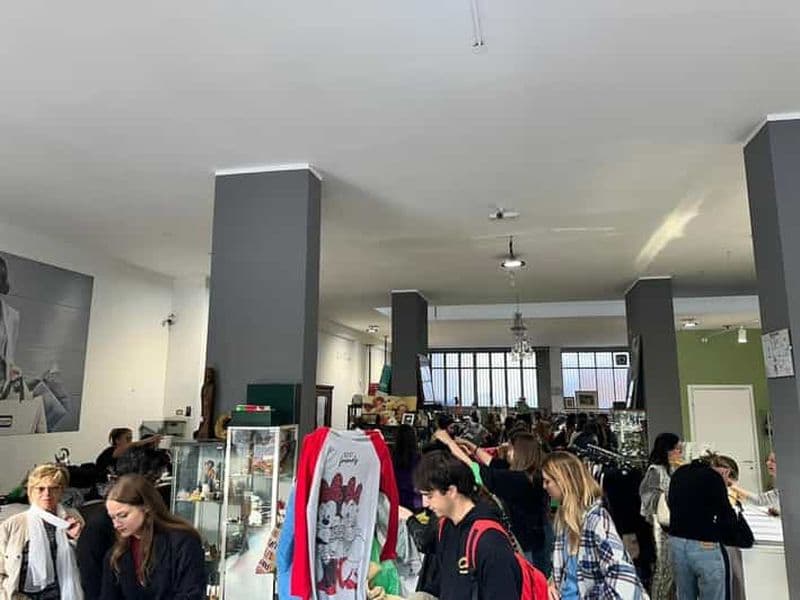 Milan : Peinture sur fourre-tout dans une boutique vintage