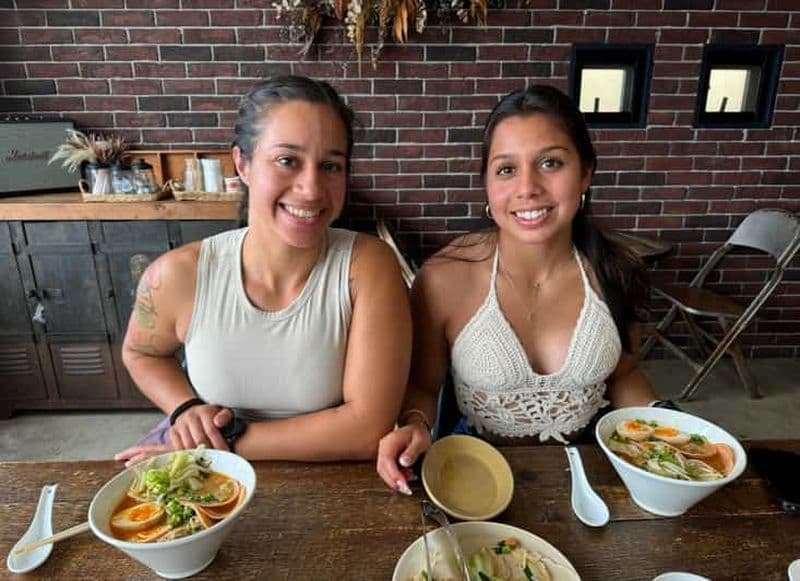 Okinawa : Cours de cuisine de ramen et de gyoza dans un café avec vue sur l'océan