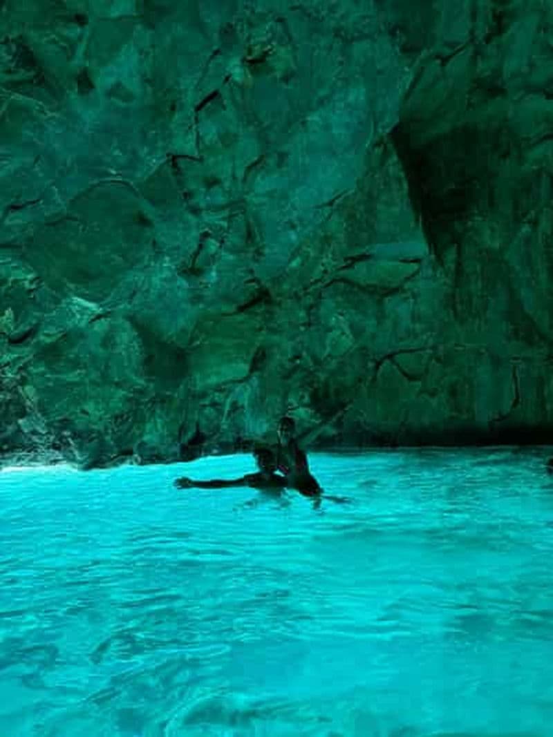 Billet Vlora : Grotte bleue et baie de Grama : excursion d'une journée en hors-bord