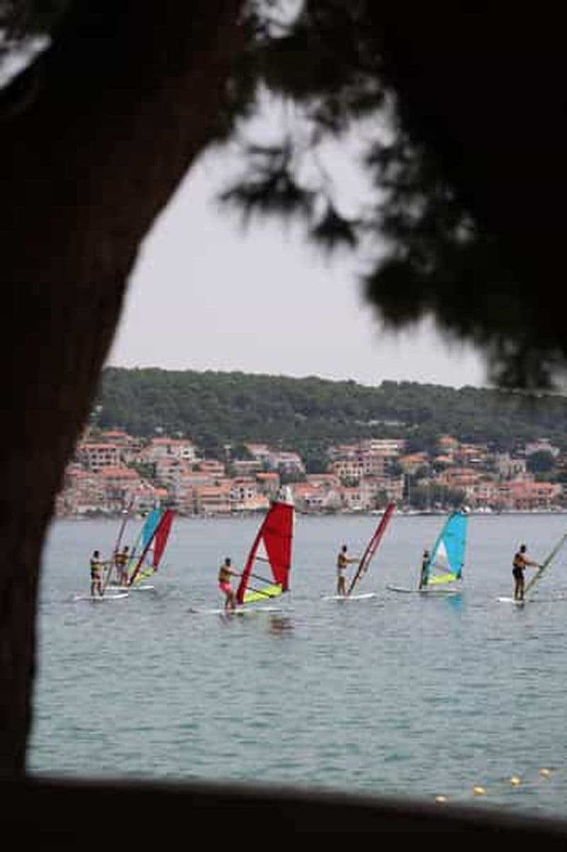 École de planche à voile et de voile avec des instructeurs professionnels