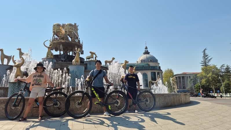 Visite à vélo de Koutaïssi : explorez les sites emblématiques de la ville avec un guide