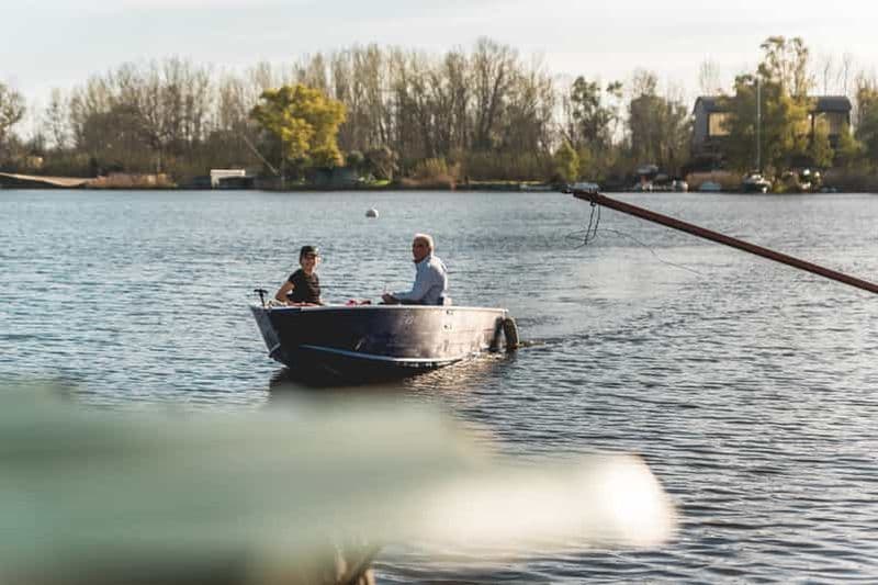 Viareggio : Tour en bateau électrique des marais avec dégustation de vin