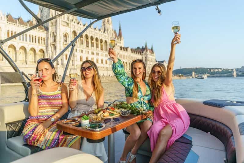 Billet Budapest : Excursion en hors-bord au coucher du soleil avec boissons