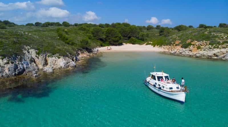 Minorque : croisière en bateau Llaut avec apéritifs locaux